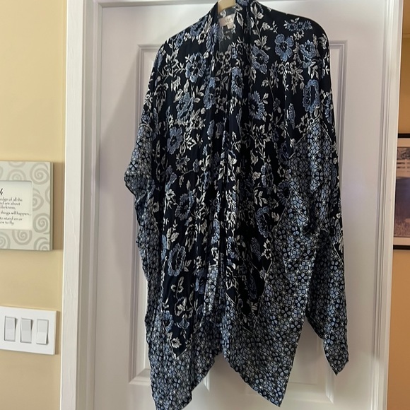 Ann Taylor Loft blue and navy print kimono. - Picture 1 of 4